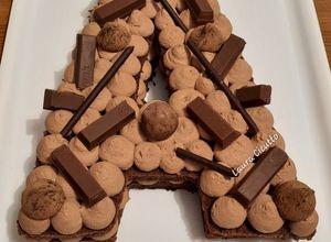 Foto di Alphabeth cake o letter cake con base chiffon cake al cacao