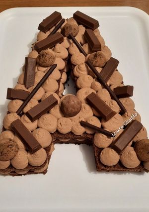 Foto di Alphabeth cake o letter cake con base chiffon cake al cacao