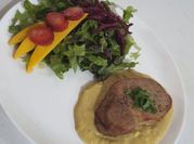 Una foto de solomillo de cerdo en salsa