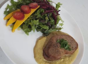 Una foto de Solomillo de cerdo en salsa de flor de calabaza