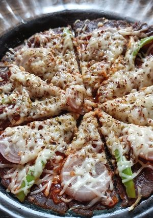A picture of Ragi thepla pizza.
