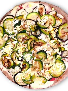 Una foto de Pizza integral con vegetales y huevo 🍕🍆🥚
