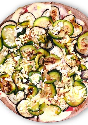 Una foto de Pizza integral con vegetales y huevo 🍕🍆🥚