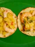 Tostadas mexicanas con camarones hawaianos