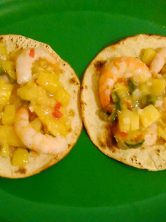Una foto de Tostadas mexicanas con camarones hawaianos