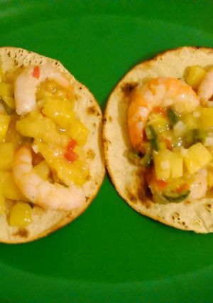 Una foto de Tostadas mexicanas con camarones hawaianos