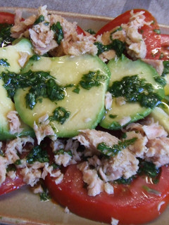 Una foto de Tomates, atún y aguacate con aceite de albahaca