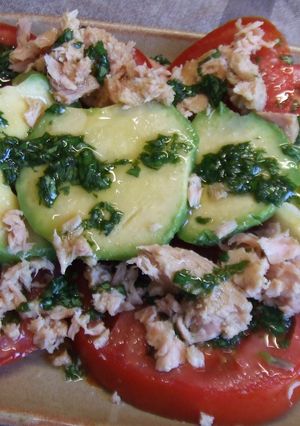 Foto principal de Tomates, atún y aguacate con aceite de albahaca