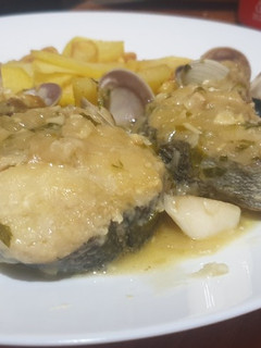 Una foto de Merluza en salsa verde con almejas