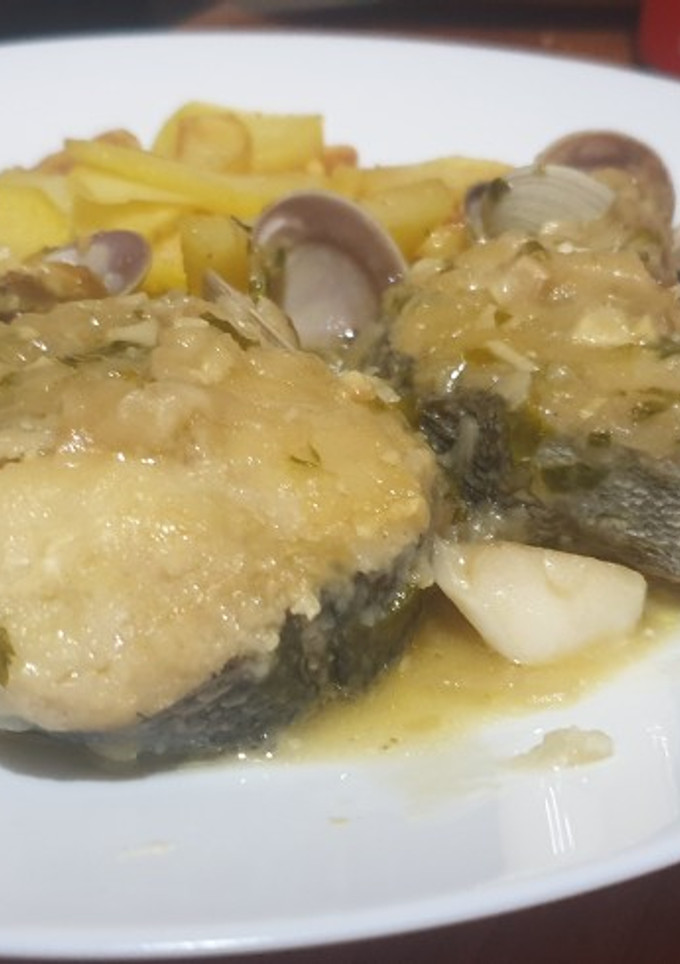 Una foto de Merluza en salsa verde con almejas