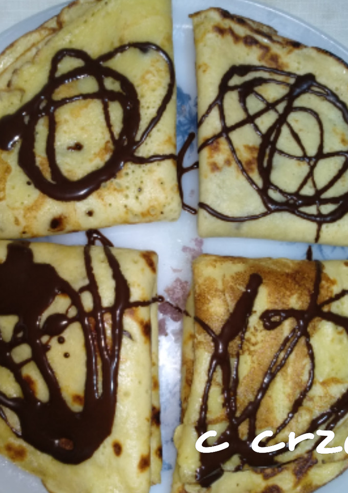 Una foto de Crêpes de chocolate y mermelada de violetas