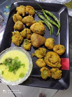 ગલકા ડુંગળી ના પતરી ભજીયા (Galka Dungri Patri Bhajiya Recipe In Gujarati) રેસીપી મુખ્ય ફોટો