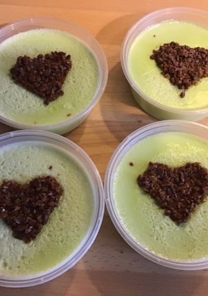 Une photo de Crèmes aux œufs pistache vanille cœur éclats de caramel beurre salé