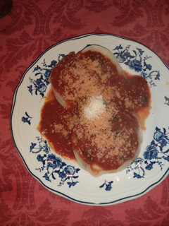 Una foto de Agnolottis de Jamón, muzzarella y ricota con salsa de hongos