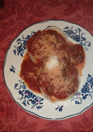 Una foto de Agnolottis de Jamón, muzzarella y ricota con salsa de hongos