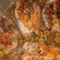 A picture of Skillet chicken and olives.