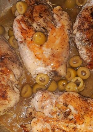 A picture of Skillet chicken and olives.