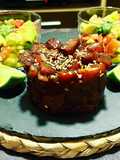 Tartar de atún rojo aliñado y vasitos de ensalada en versión “guacamole”