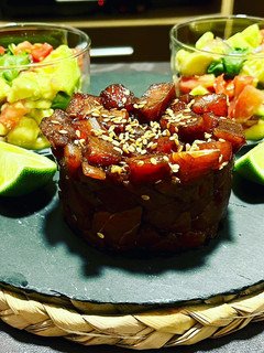 Una foto de Tartar de atún rojo aliñado y vasitos de ensalada en versión “guacamole”