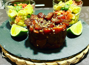 Foto principal de Tartar de atún rojo aliñado y vasitos de ensalada en versión “guacamole”