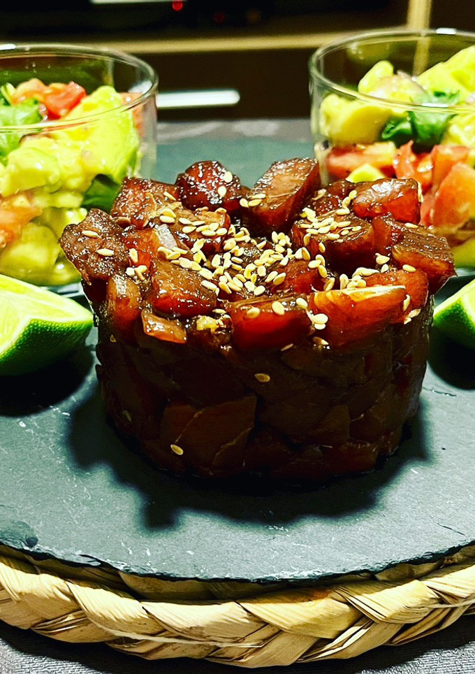 Una foto de Tartar de atún rojo aliñado y vasitos de ensalada en versión “guacamole”