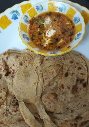 A picture of Matar paneer with lacha pratha.
