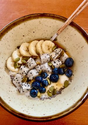 Hình của món Sữa Chua Dầm Hạt Chia Cùng Topping Với Chuối, Thanh Long, Việt Quất, Hạt Bí và Mật Ong.