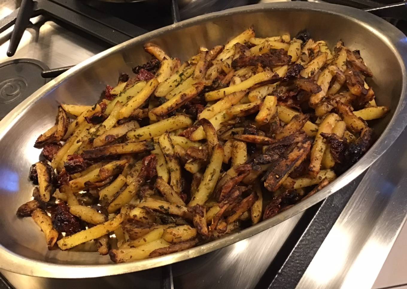 Bâtonnets de pommes de terre charlotte aux herbes aromatiques et tomates séchées