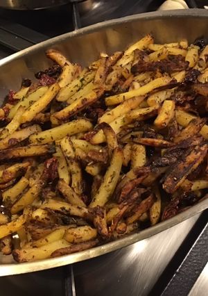 Une photo de Bâtonnets de pommes de terre charlotte aux herbes aromatiques et tomates séchées