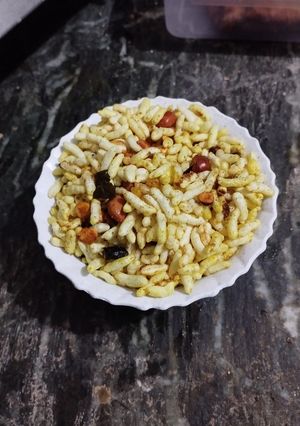 A picture of Murmura chiwda.