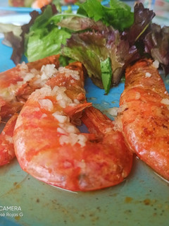 Una foto de Gambas langostineras con salsa mignonette 🦐