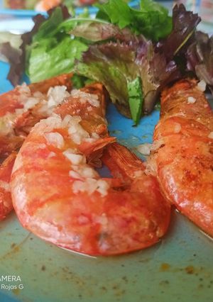 Una foto de Gambas langostineras con salsa mignonette 🦐