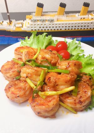 Hình của món Tôm áp chảo sốt chao đỏ.