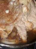 Bistec de cerdo encebollado