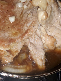 Una foto de Bistec de cerdo encebollado