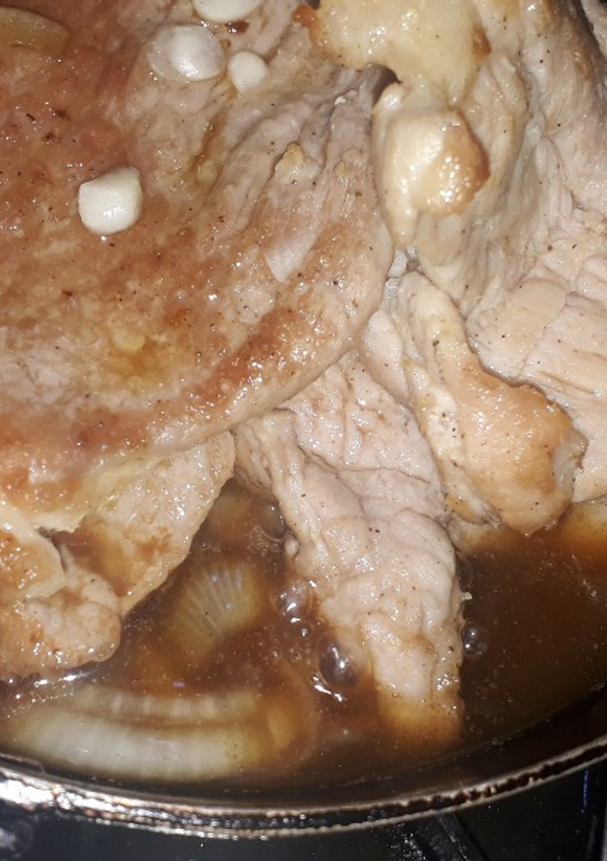 Una foto de Bistec de cerdo encebollado