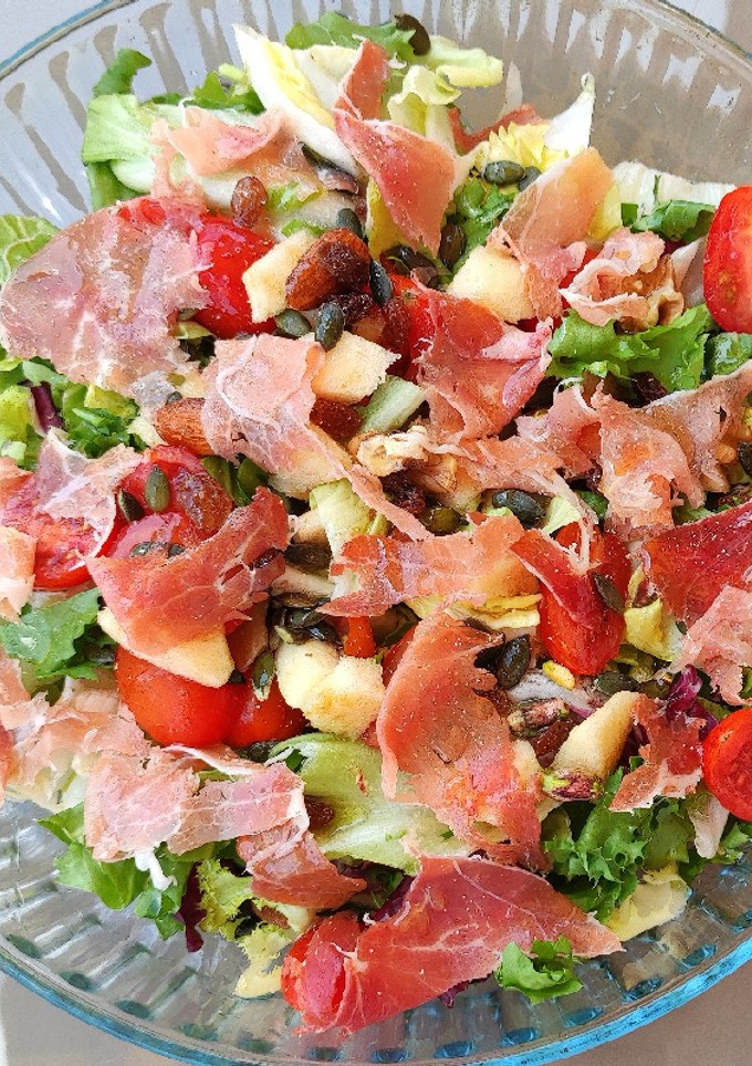 Una foto de Ensalada de jamón y manzana