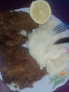 Una foto de Milanesa de carne con puré