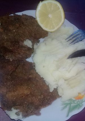 Una foto de Milanesa de carne con puré