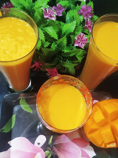 मैंगो मिल्क शेक (Mango milk shake recipe in hindi) रेसिपी मुख्य फोटो