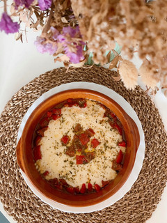 Una foto de Queso provolone al horno con tomate y orégano
