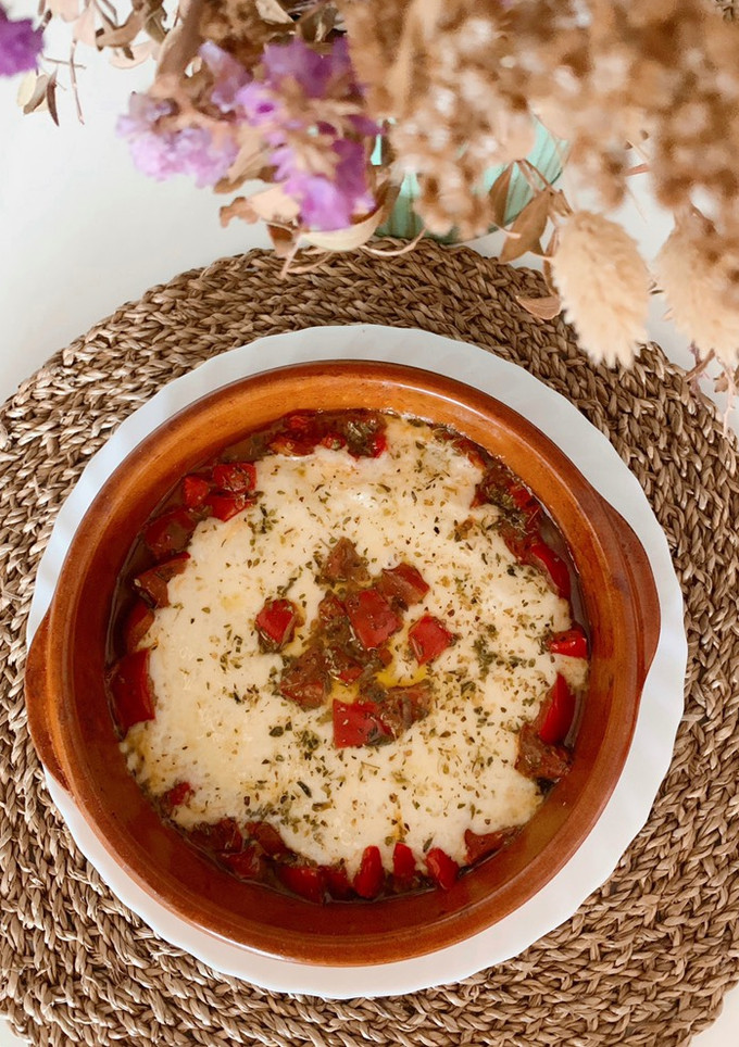 Una foto de Queso provolone al horno con tomate y orégano
