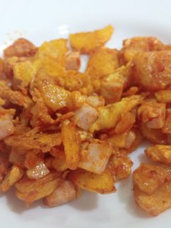 Una foto de Revuelto de huevo, cebolla, patata, pavo y carne de pimiento choricero
