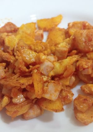 Una foto de Revuelto de huevo, cebolla, patata, pavo y carne de pimiento choricero
