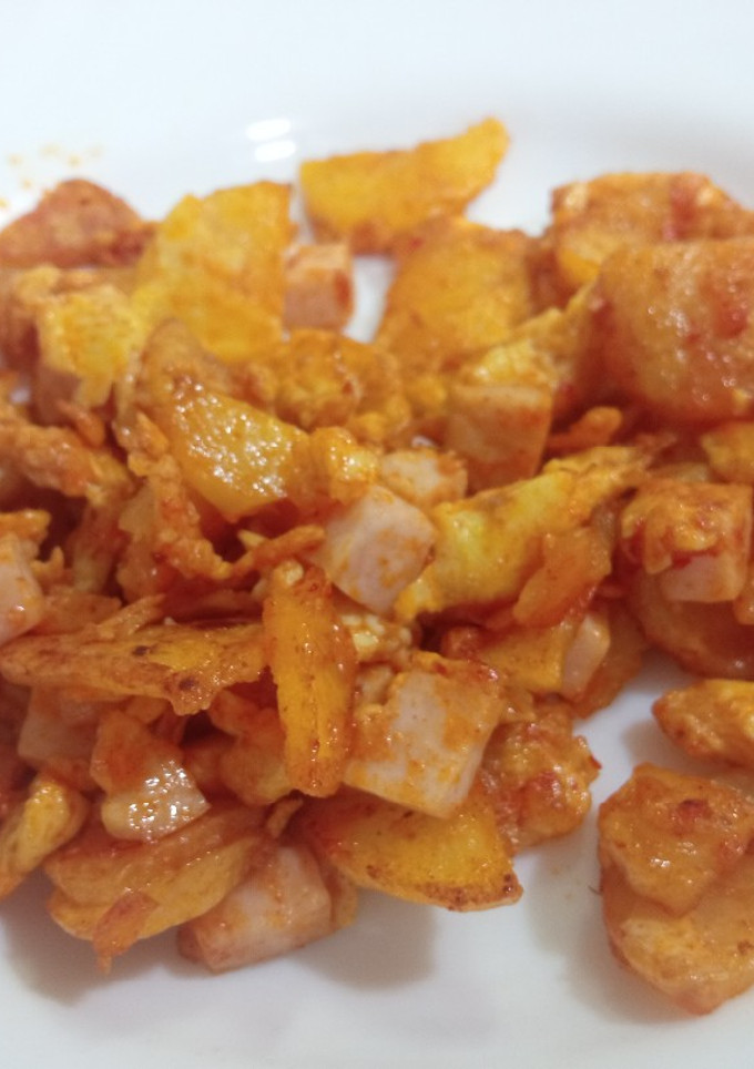 Una foto de Revuelto de huevo, cebolla, patata, pavo y carne de pimiento choricero