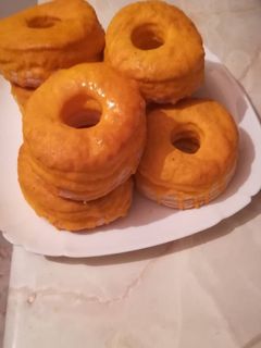 Una foto de Roscas de hojaldre glaseada con crema de yema