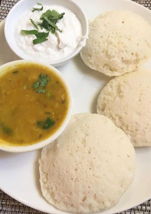 माइक्रोवेव रवा इडली (microwave rava idli recipe in Hindi) रेसिपी मुख्य फोटो