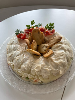 Una foto de Pastel de ensaladilla rusa 😜