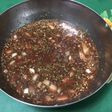 Marinade épicée au vin rouge, tomates et herbes aromatiques