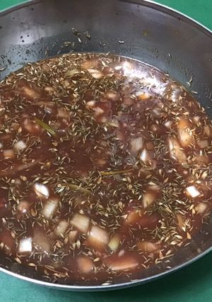 Une photo de Marinade épicée au vin rouge, tomates et herbes aromatiques